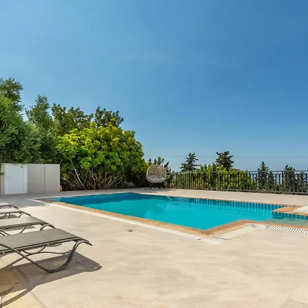 فيلة Daphne, Lourdas Bay View